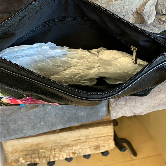 Kong Que Zhi Xiang | Black Floral Embroidered Bag - Picture 3 of 9